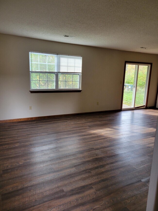 Building Photo - 31 Cherry Tree Ln