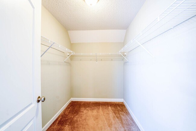 Building Photo - West Hills House 3BR/ 2.5BA, 2 Car garage, primary bedroom on main level