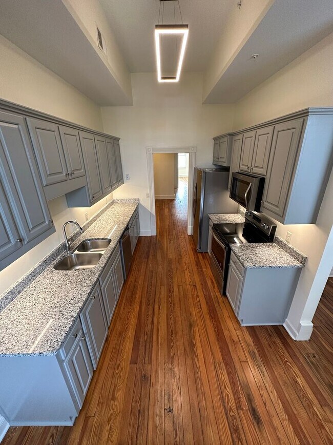 Building Photo - Spacious 3 Bedroom/3 Bathroom Townhome with Private Rooftop Deck