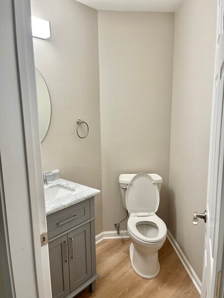Half Bath-main Floor - 984 22nd Ave