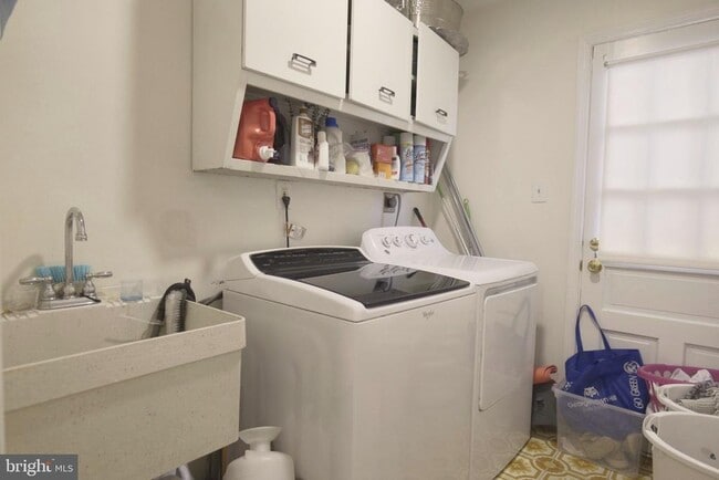 Building Photo - 10277 Gainsborough Rd