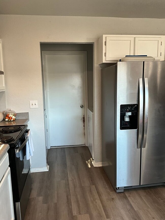 Building Photo - Renovated 3 Bedroom/ 1.5 Bath in Great Neiborhood