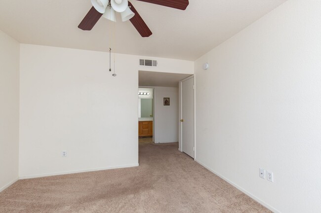 Building Photo - Spacious 3-bedroom 2 bath Condo in gated c...