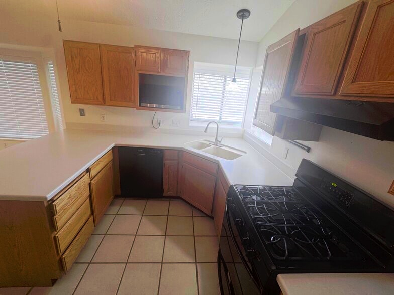 Building Photo - 8004 S Old Barn Dr