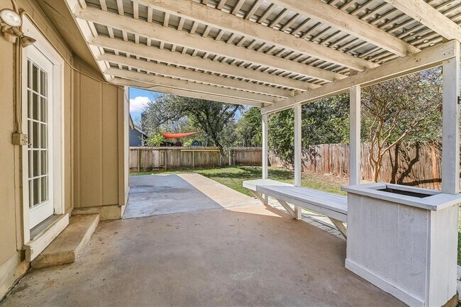 Building Photo - 6808 Luckenbach Ln