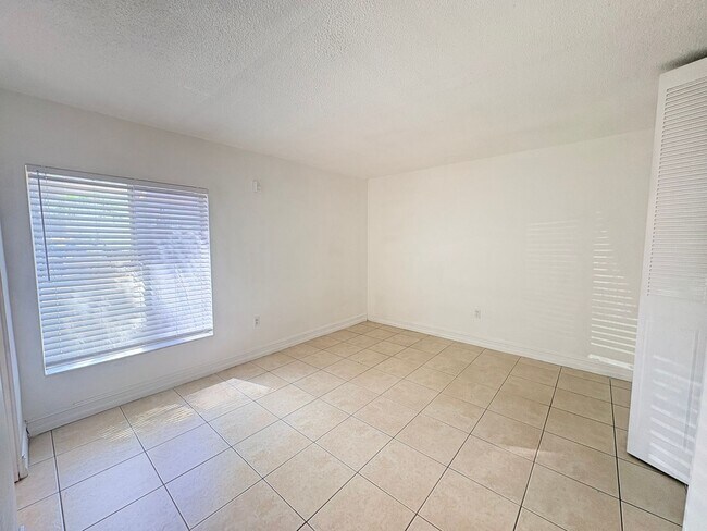 Building Photo - 1830 Maravilla Ave