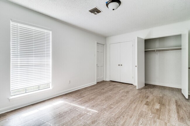 Building Photo - Beautiful and Spacious!  Freshly Renovated...