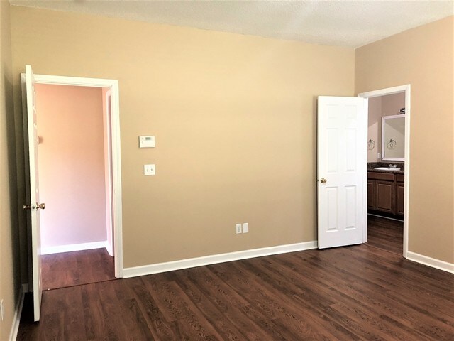 Building Photo - 180 Hainsworth Dr