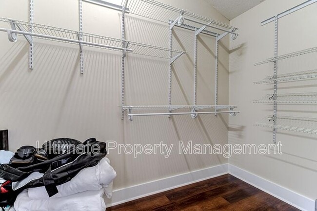 Building Photo - 207 St Luke Ct