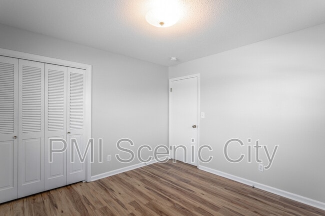 Building Photo - 8140 Holly Crest Dr