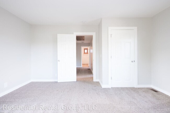 Building Photo - 4 br, 2.5 bath House - 641 East Main Street