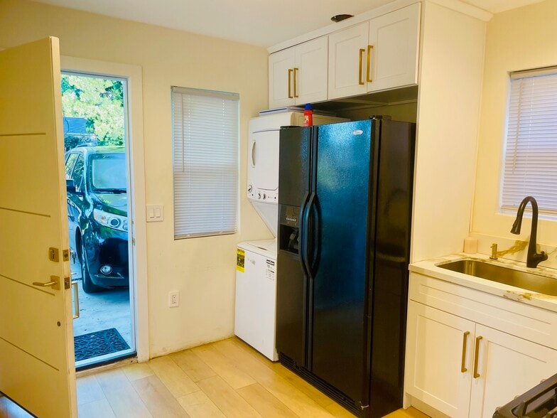 Building Photo - 7034 Yarmouth Ave