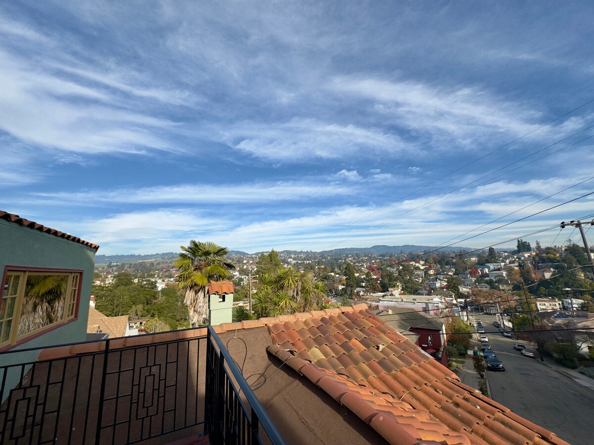 Building Photo - 645 Jean St