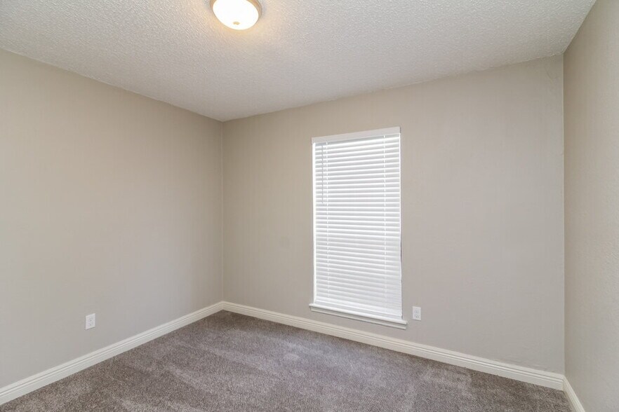 Building Photo - 821 Clement Dr