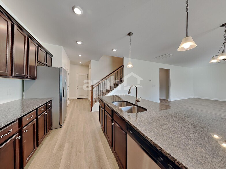 Building Photo - 5702 Lakemont Dr