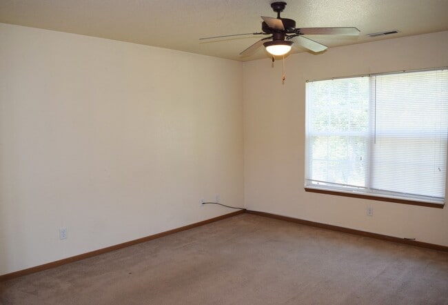 Building Photo - Spacious & Convenient Living in Shady Oaks!