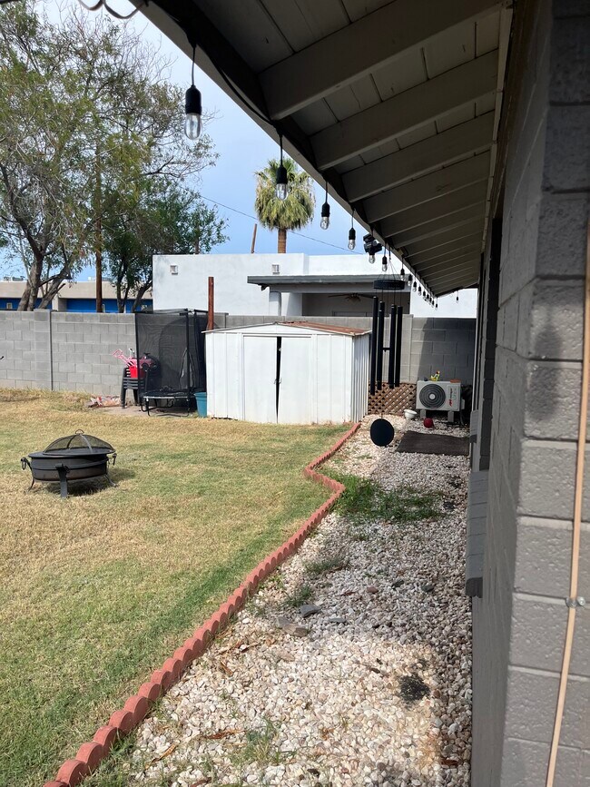 Building Photo - 1506 E Clarendon Ave