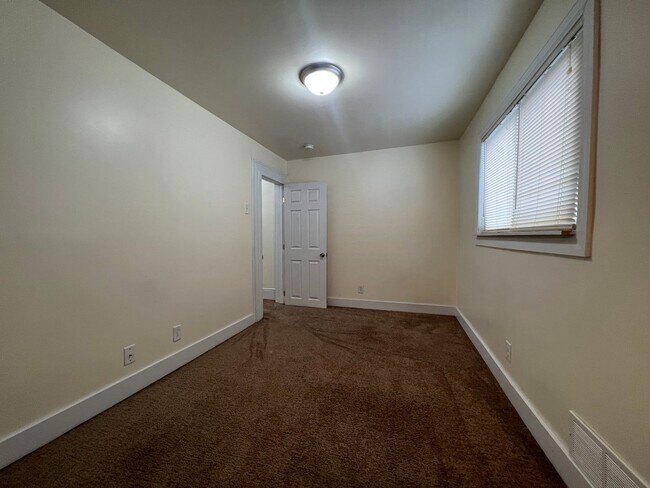 Building Photo - 3 Bedroom Home for Rent