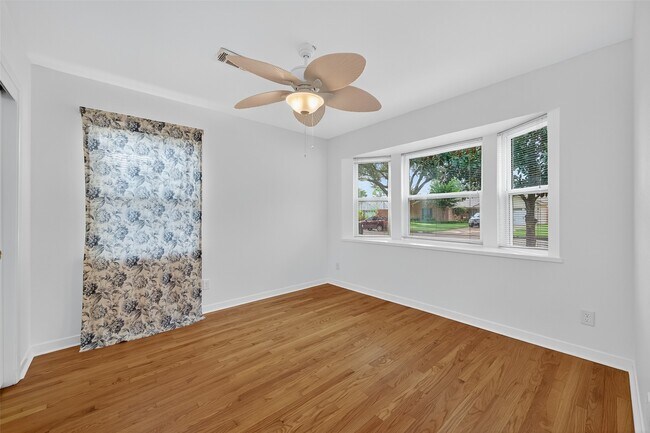 Building Photo - 8210 Edgemoor Dr