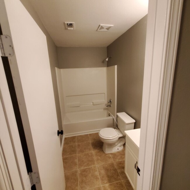 Building Photo - Beautiful Town Home