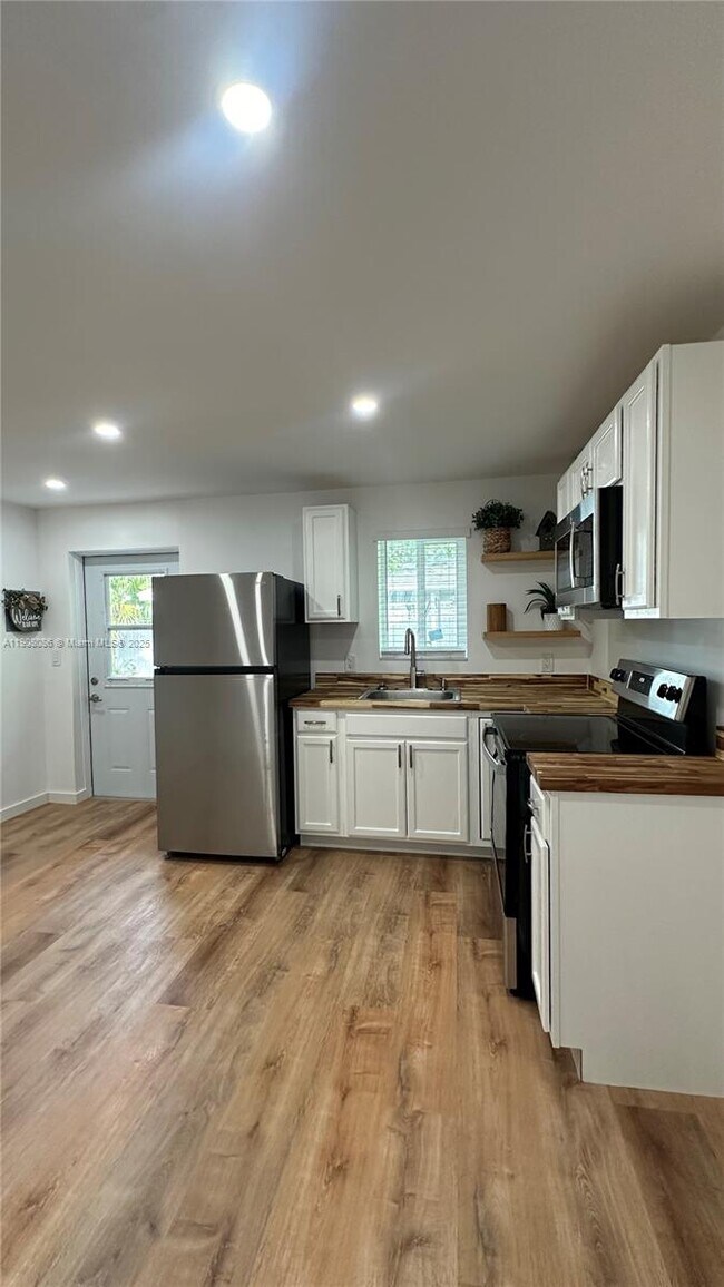 Building Photo - 685 W 35th St