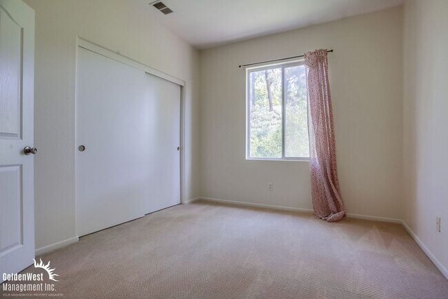 Building Photo - Stunning 3Bdm 2.5Ba Townhome in Carmel Valley