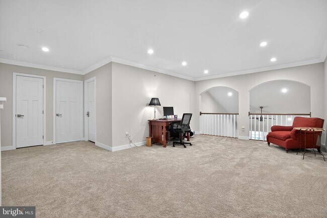 Building Photo - 701 Cascade Way