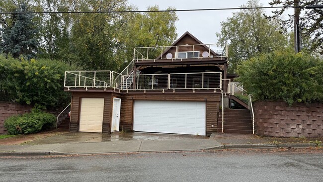 Building Photo - 3 Bed, 2.5 Bath - Beautifully Updated Down...