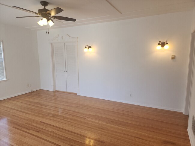 447 E LIVING RM - 447 N Oakhurst Dr