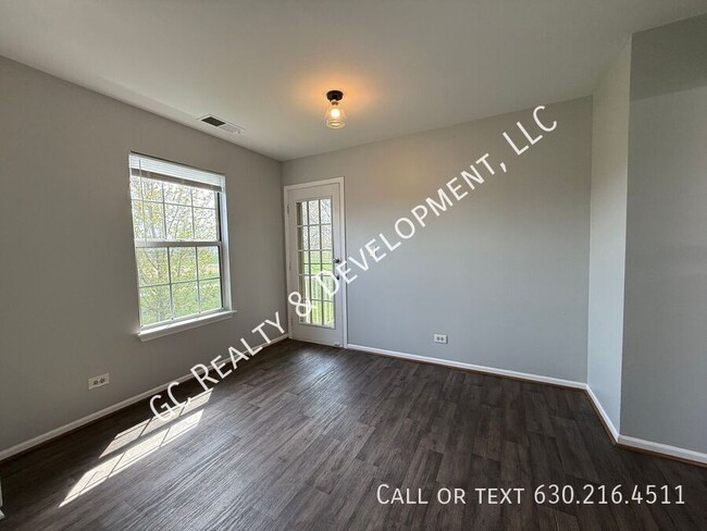 Building Photo - 671 W Streamwood Blvd