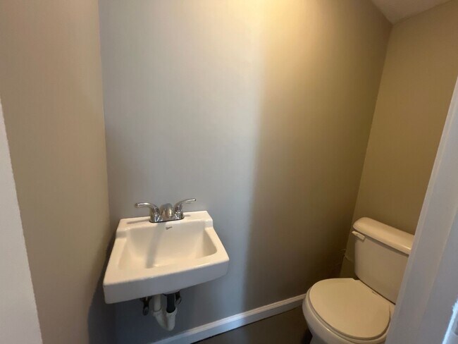 Building Photo - 2 bed 2 bath house