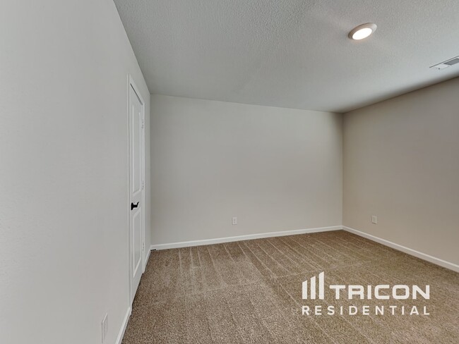 Building Photo - 450 Samara Ct