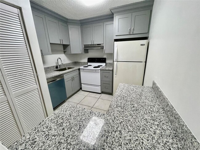 Building Photo - 10992 Royal Palm Blvd