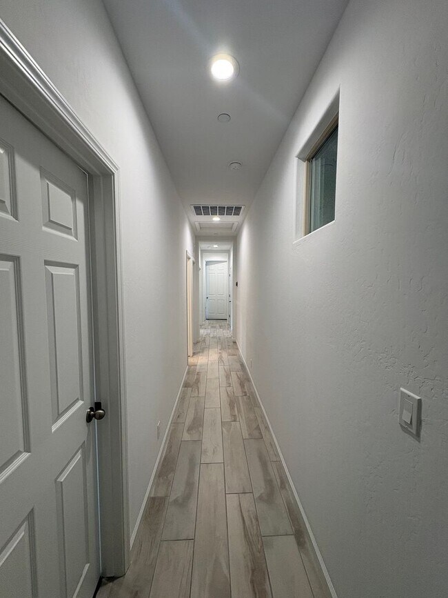 Building Photo - NW Visalia Home For Rent! Close to sports park & shopping centers!