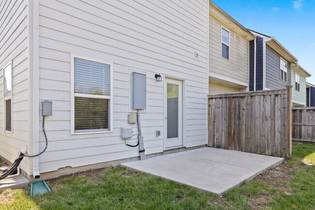 Building Photo - Luxury End-Unit Townhome Near 386 & Long Hollow Pike | Designer Finishes, Prime Location & Mainte...
