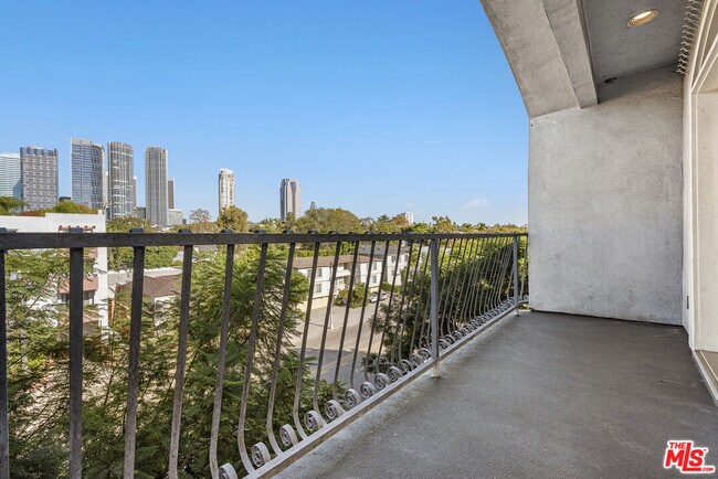 Building Photo - 2025 S Beverly Glen Blvd