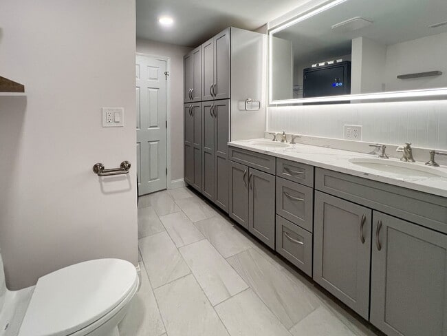 Building Photo - Gorgeous and newly renovated townhouse-sty...