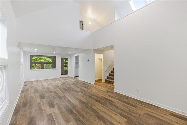Building Photo - Newly Renovated + Sunny & Bright, 2 Bedroo...