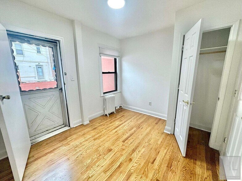 Building Photo - 32 STREET