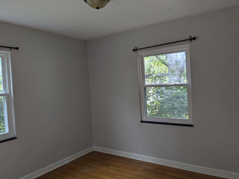Building Photo - 1422 Shroyer Rd
