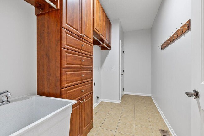 Building Photo - 100 Bermuda Dr