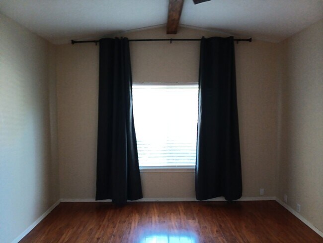 Building Photo - 3 Bedroom, 2 Bathroom Home! Schedule a Showing!