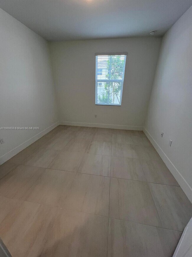 Building Photo - 136 SW 170th Ave