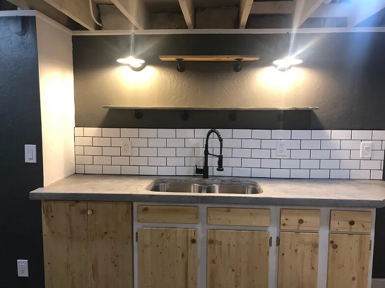 Primary Photo - 1429 Columbia St