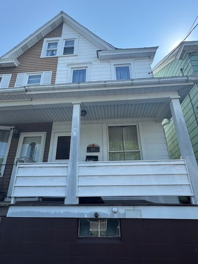 Building Photo - 4 bedroom 1.5 bath