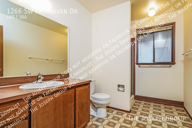 Building Photo - 1266 SW Fairhaven Dr