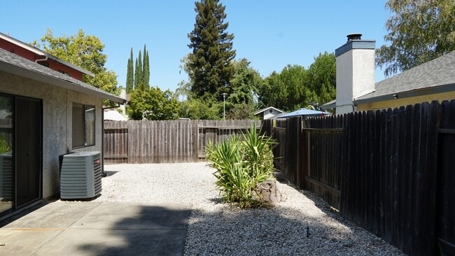 Building Photo - Charming 2 bedroom 2 bathroom home in the pocket area of Sacramento!