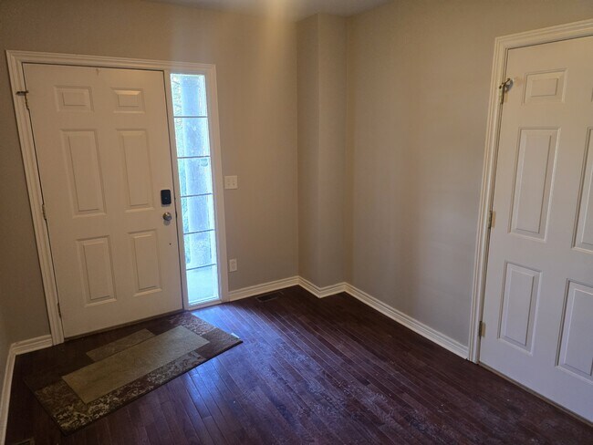 Building Photo - 5675 Hampshire Ln