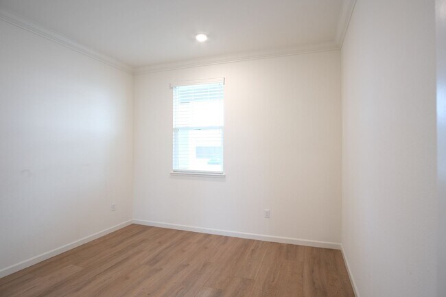 Building Photo - Stunning 4-bedroom 2.5 bathroom