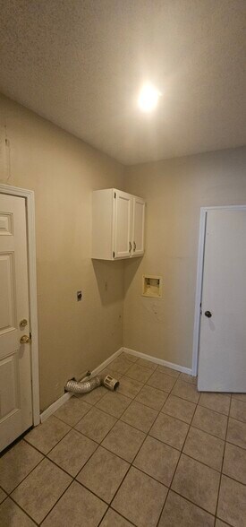 Building Photo - 10832 Haskins St